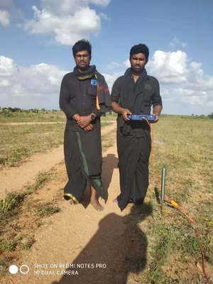 เครื่องตรวจจับน้ำ PQWT S500 พร้อมความแม่นยำสูงหลายความถี่สำหรับการตรวจจับน้ำใต้ดินแบบพกพา